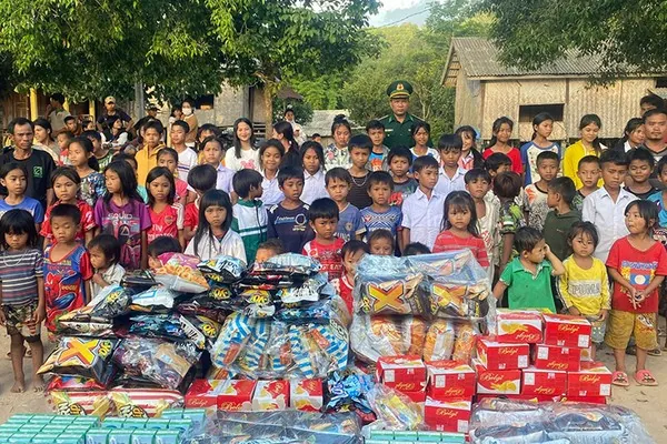 Hình ảnh một nhóm người đang tham gia buổi trị liệu hoặc đường dây nóng hỗ trợ