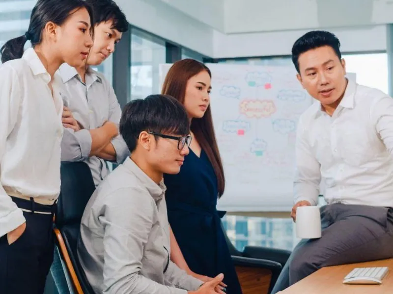 Nhóm bạn cùng chơi game tại Typhu88 và chia sẻ niềm vui